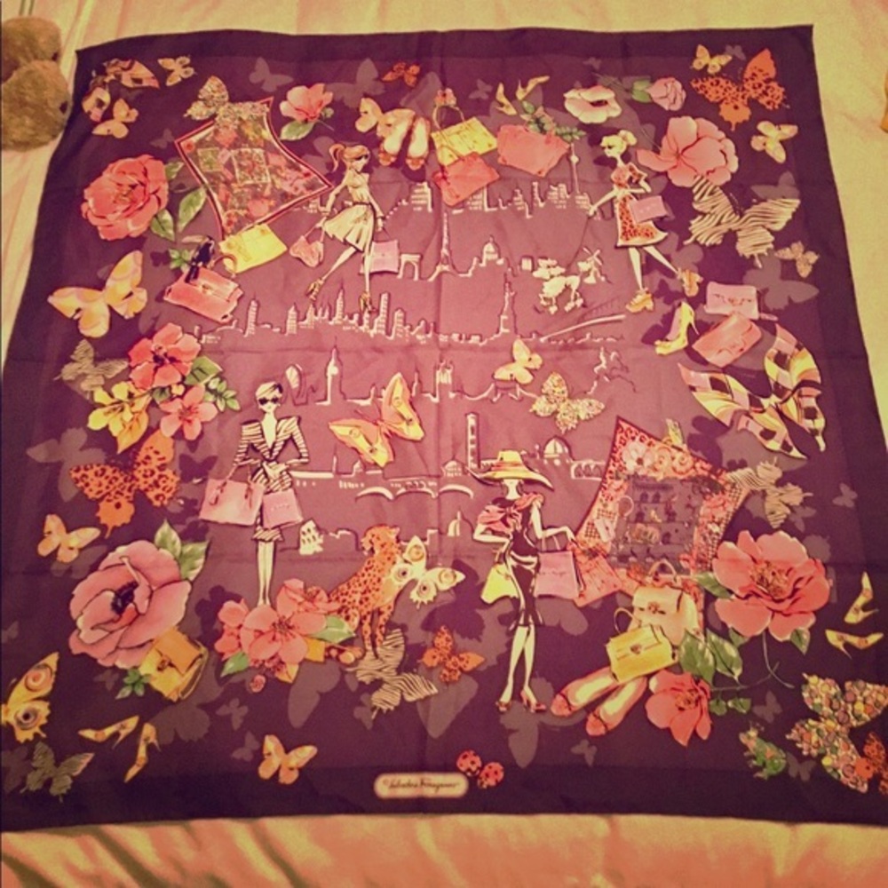 NWOT Salvatore Ferragamo LE 💯% Italian Silk Scarf